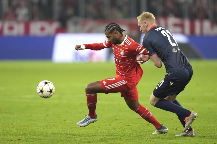 Serge Gnabry dari Bayern (kiri) dan Vaclav Jemelka dari Plzen berebut bola dalam pertandingan penyisihan Grup C Liga Champions.