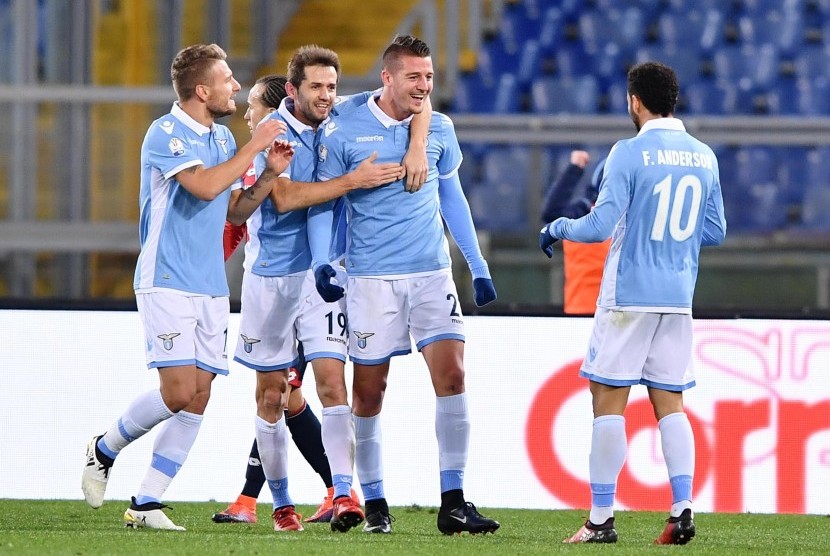 Sergej Milinkovic (kedua kanan) merayakan gol ketiga Lazio yang dicetaknya ke gawang Genoa pada laga Coppa Italia, Kamis (19/1).