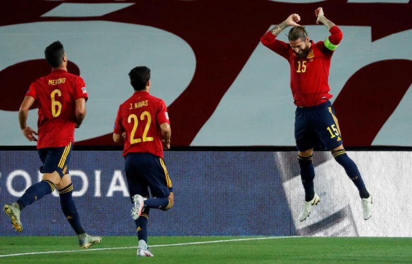 Sergi Ramos (kanan) berselebrasi setelah mencetak gol untuk Spanyol ke gawang Ukraina pada laga UEFA Nations League.
