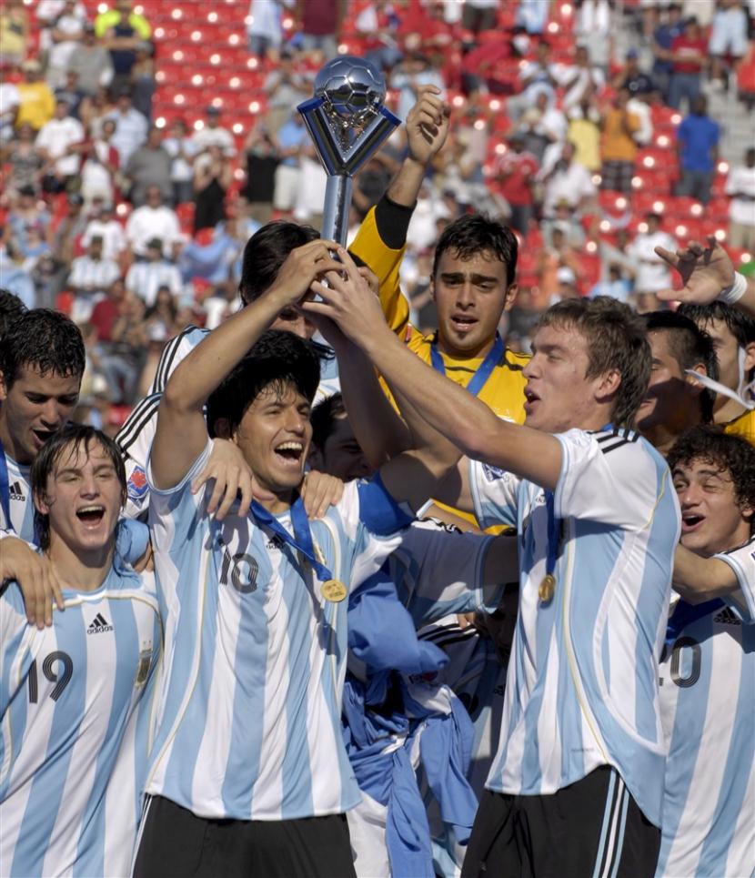 Sergio Aguero dan rekan-rekannya di timnas U-20 Argentina merayakan keberhasilan menjuarai Piapa Dunia U-20 di Kanada pada 2007 silam. 