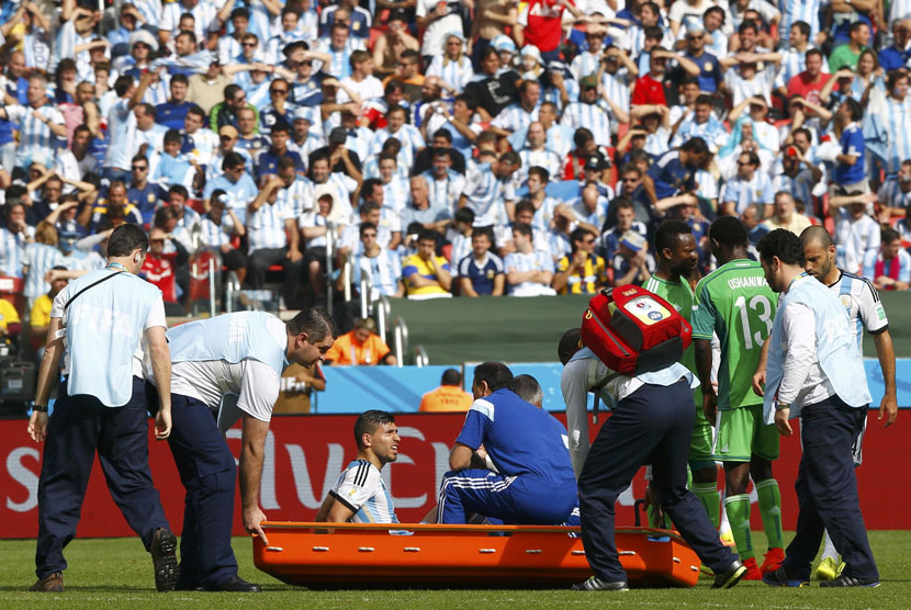 Sergio Aguero ditandu keluar lapangan.