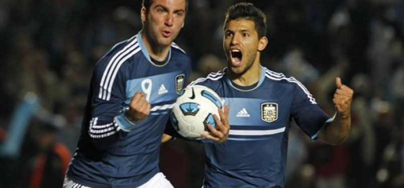 Sergio Aguero (kanan) bersama Gonzalo Higuain saat memperkuat timnas Argentina di kancah Copa America 2011.