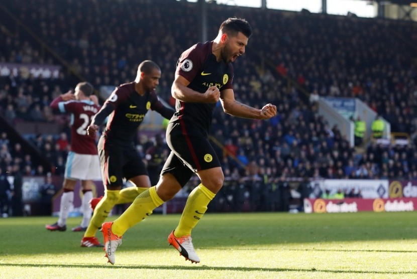 Sergio Aguero (kanan) merayakan golnya ke gawang Burnley.