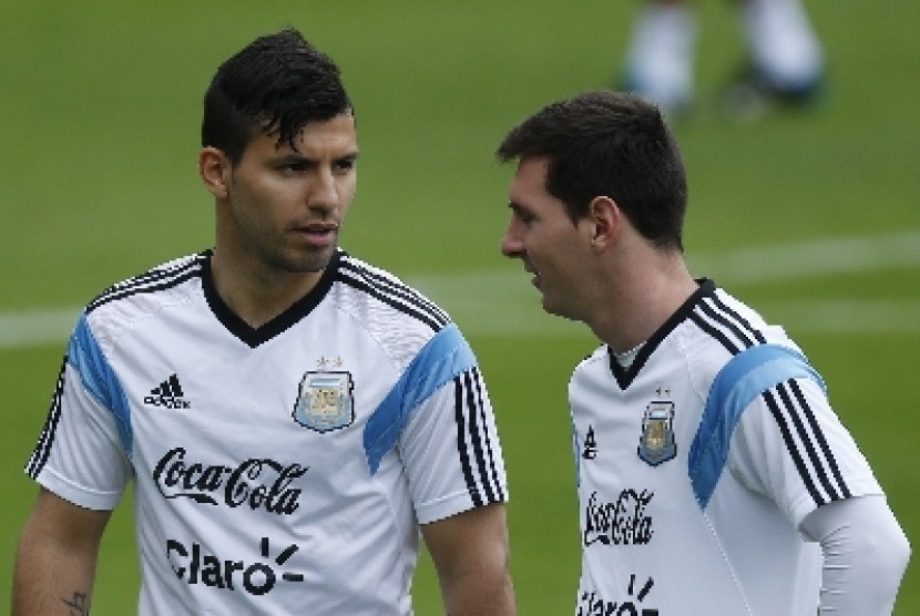 Sergio Aguero (kiri) berbincang dengan Lionel Messi saat membela timnas Argentina.