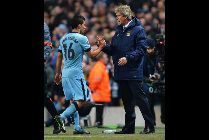 Sergio Aguero (kiri)  dan pelatih Manuel Pellegrini. 