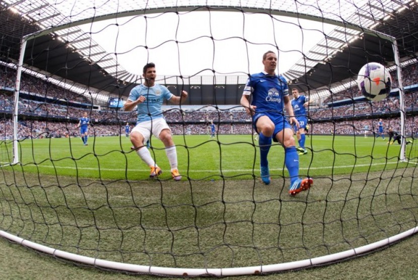 Sergio Aguero merayakan gol yang dicetak Alvaro Negredo. Manchester City unggul 3-1 atas Everton dalam lanjutan Liga Primer Inggris, Sabtu (5/10)