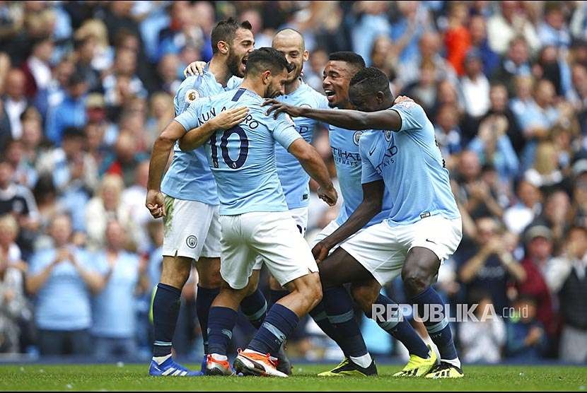 Sergio Aguero merayakan golnya ke gawang Huddersfield bersama tim Manchester City lainnya pada laga Liga Primer Inggris di Emirates Stadium, London, Ahad (19/8).