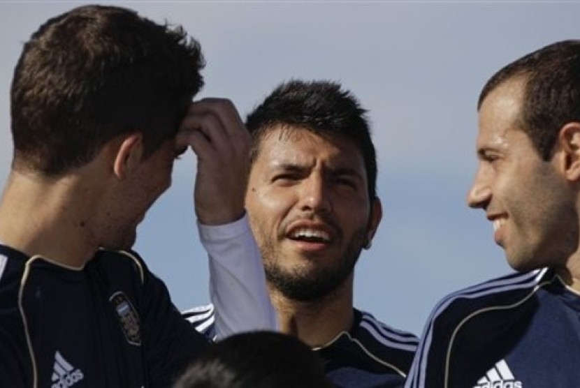 Sergio Aguero (tengah) dan Javier Macherano (kanan)