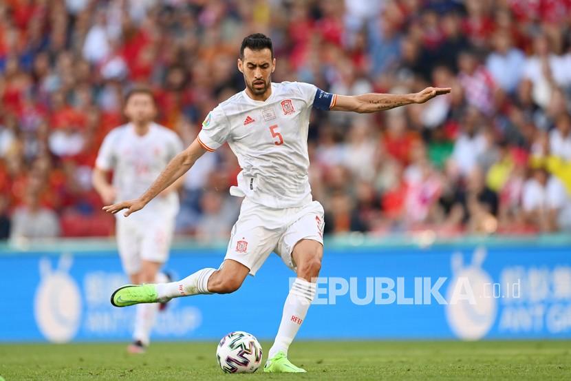 Sergio Busquets dari Spanyol bersiap untuk mengoper bola pada pertandingan babak 16 besar Piala Eropa 2020 antara Kroasia dan Spanyol di Stadion Parken di Kopenhagen, Senin (28/6).