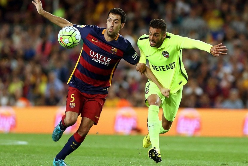 Sergio Busquets (kiri) 