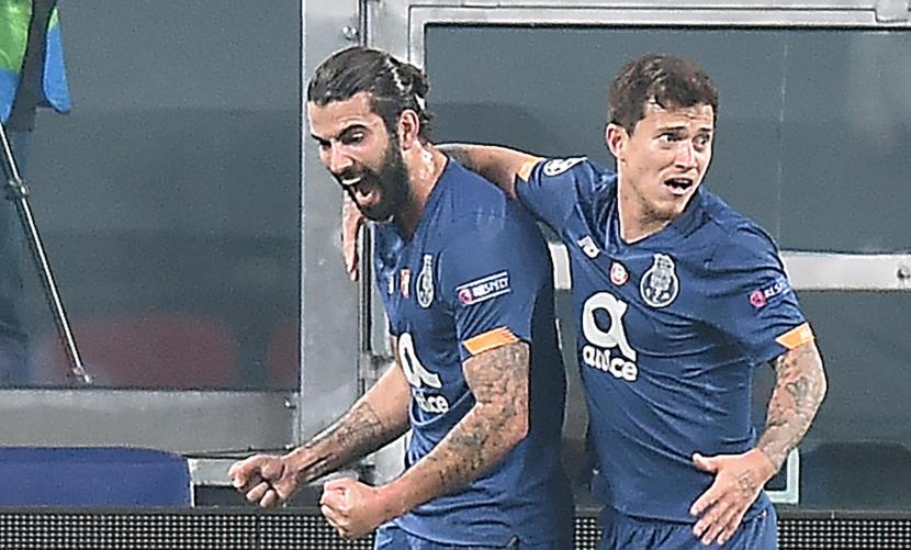 Pemain Porto Sergio Oliveira (kiri) merayakan gol ke gawang Juventus.