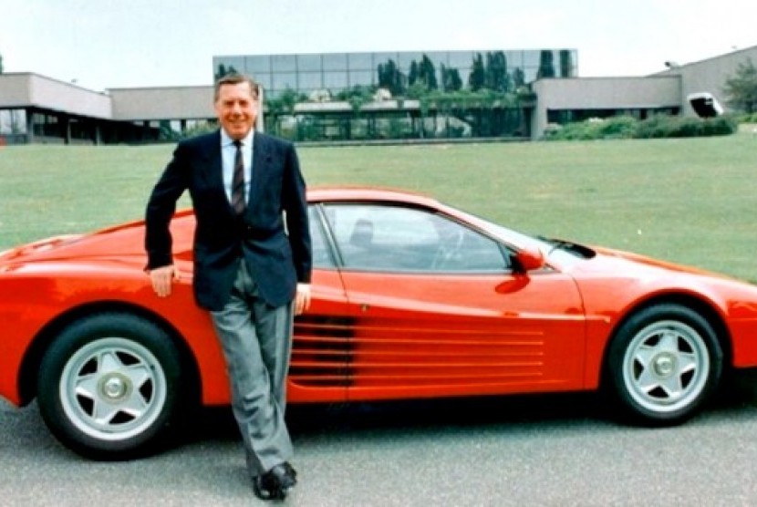 Sergio Pininfarina dengan satu karyanya, desain mobil sport ramping warna merah Ferrari