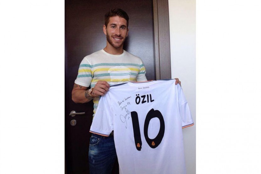 Sergio Ramos dan jersey Madrid terakhir Mesut Oezil.