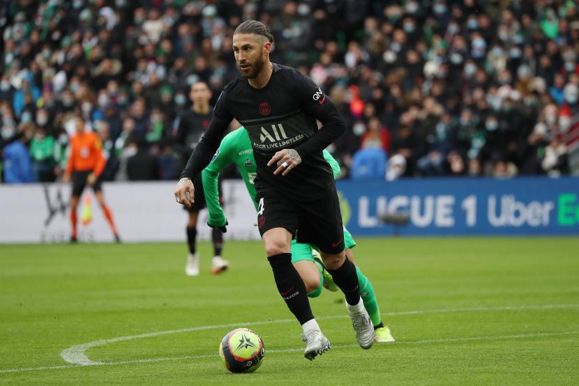 Sergio Ramos dari Paris Saint-Germain beraksi selama pertandingan sepak bola Ligue 1 Prancis antara AS Saint-Etienne dan Paris Saint-Germain (PSG) di Saint-Etienne, Prancis, 28 November 2021.