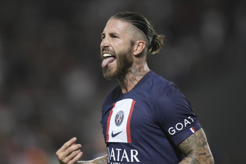  Sergio Ramos dari PSG berselebrasi setelah mencetak gol ketiga timnya selama pertandingan sepak bola final Piala Super Prancis antara Nantes dan Paris Saint-Germain di Stadion Bloomfield di Tel Aviv, Israel. Sergio Ramos tak dipanggil ke timnas Spanyol.