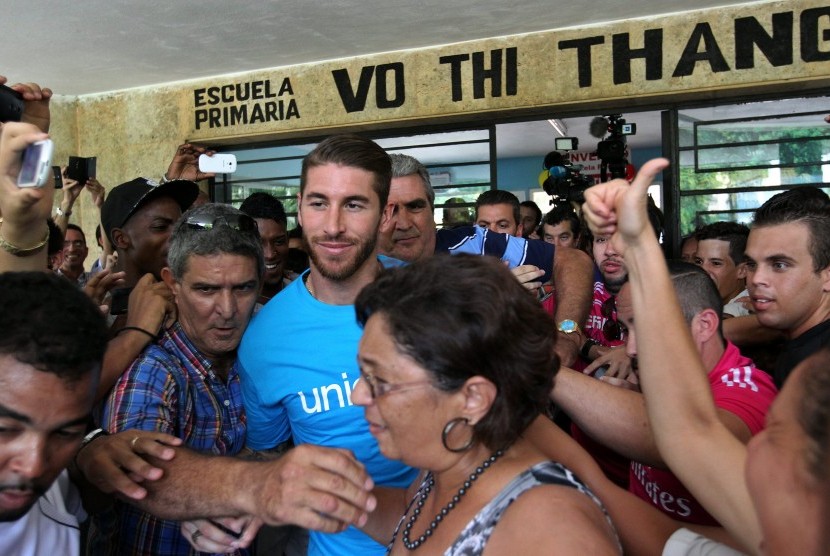 Sergio Ramos di tengah kerumunan massa saat menyambangi sebuah sekolah di Havana, Kuba, sebagai dari perannya sebagai duta Unicef