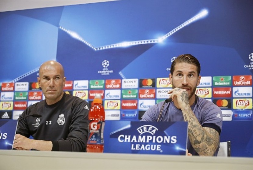 Bek Real Madrid Sergio Ramos (kanan) dan pelatih Madrid Zinedine Zidane.