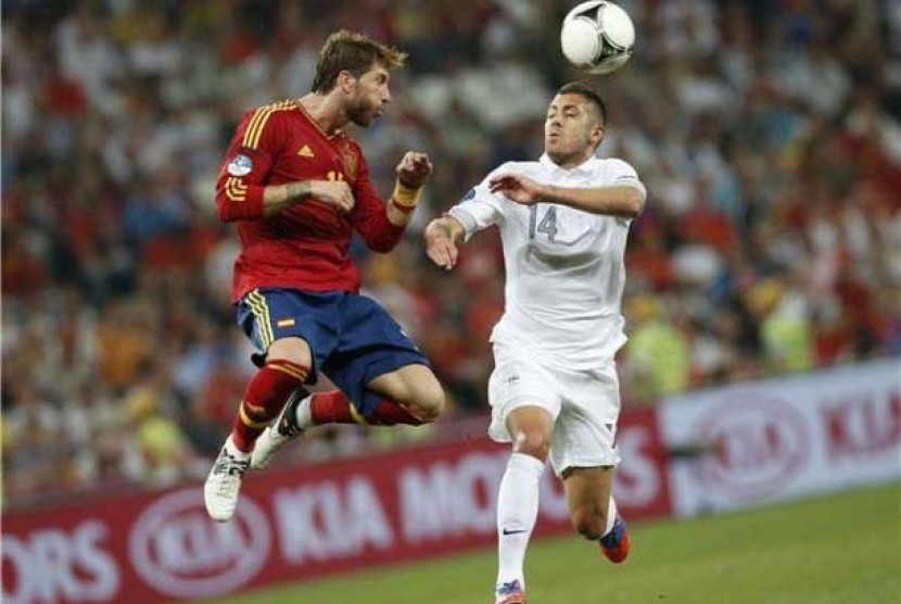  Sergio Ramos (kiri), bek timnas Spanyol, terlibat duel udara dengan pemain timnas Prancis, Jeremy Menez, di laga perempat final Piala Eropa 2012 di Donbass Arena, Donetsk, Ukraina, pada Sabtu (23/6). 