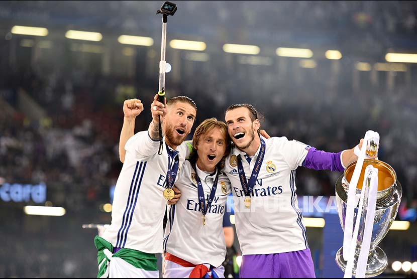Sergio Ramos, Luka Modric and Gareth Bale berswafoto usai timnya memenangi Trofi Piala Champions League