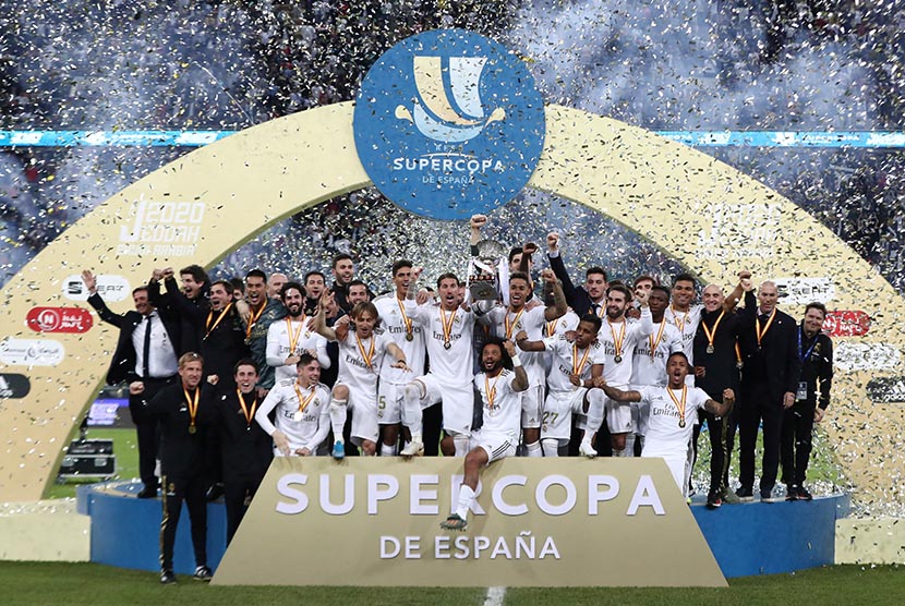 Tim Real Madrid merayakan kemenangan mereka usai laga final Piala Super Spanyol setelah Real Madrid memenangkan adu penalti melawan Atelico Madrid pada laga final Piala Super Cup Spanyol di King Abdullah Sport City, Jeddah, Senin (13/1) dini hari.