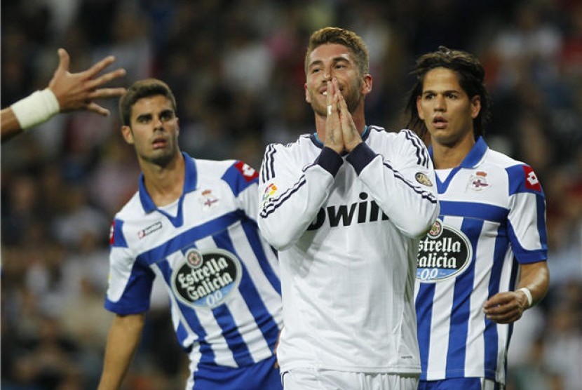 Sergio Ramos (tengah) 