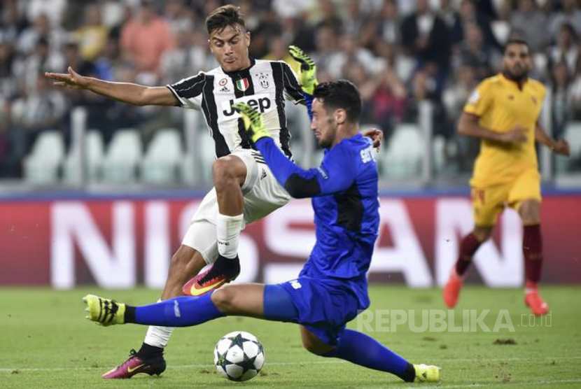 Kiper Sevilla, Sergio Rico tampil apik di laga Liga Champions lawan Juventus, Kamis (15/9).