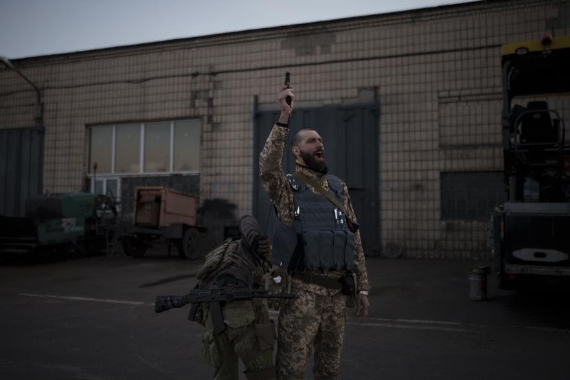 Serhii Volosovets, seorang komandan Pasukan Pertahanan Teritorial Ukraina, menembakkan pistol selama kamp pelatihan untuk sukarelawan di Brovary, timur laut Kyiv, Ukraina, Senin, 21 Maret 2022.