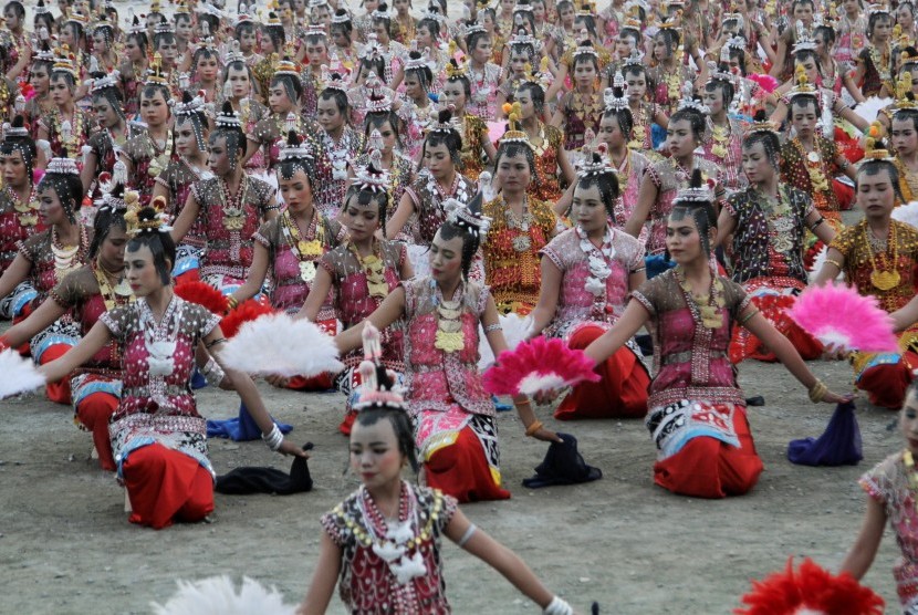 Seribu penari berbusana adat Kombo menampilkan Tari Lariangi saat pembukaan Wakatobi Wonderful Festival 2017, di Lapangan Merdeka, Wangiwangi, Wakatobi, Sulawesi Tenggara, Sabtu (11/11). 