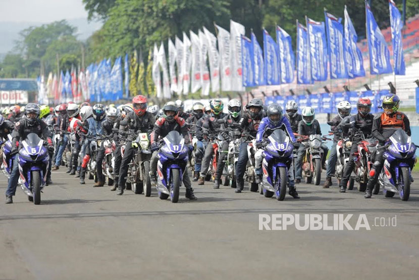 Anggota komunitas Yamaha V-Ixion dan R15 melakukan victory lap dalam rangkaian perhelatan Yamaha Sunday Race 2017 di Sentul International Circuit , Bogor, Minggu (23/4).