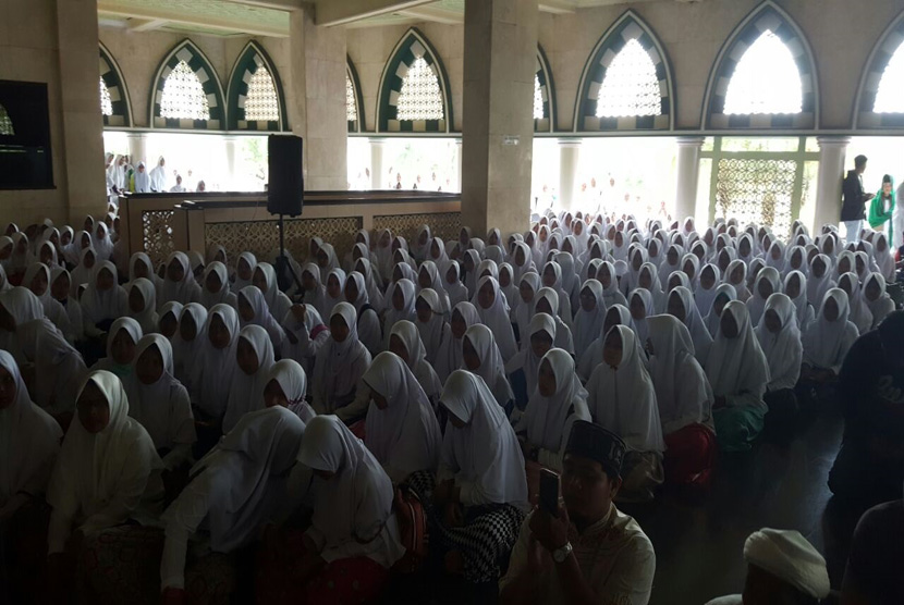  Seribuan orang memenuhi Masjid Agung Ciamis, Jawa Barat, Senin (28/11). Mereka berencana menggelar aksi jalan kaki menuju Jakarta untuk mengikusi Aksi Damai 2 Desember.