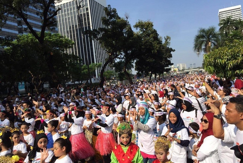 Seribuan penari berpartisipasi di ajang Aku Indonesia-Bagimu Negeri Kami Menari