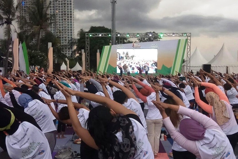 Seribuan peserta mengikuti Yoga Festival di Pantai Lagoon, Ancol, Jakarta, Sabtu (1/4)