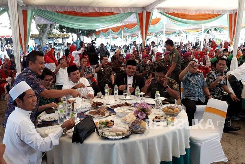 Seribuan warga sekitat Kantor Gubernur Lampung menikmati makan sate hewan kurban bersama Gubernur Lampung M Ridho Ficardo pada acara  Dapur Qurban Lampung 1439 H digelar ACT Lampung, Jumat (24/8).