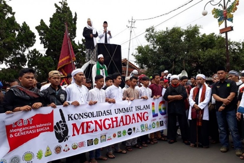 Seribuan warga Sukabumi turun ke jalan menolak tindak LGBT dan perkawinan sejenis, Jumat (26/1)