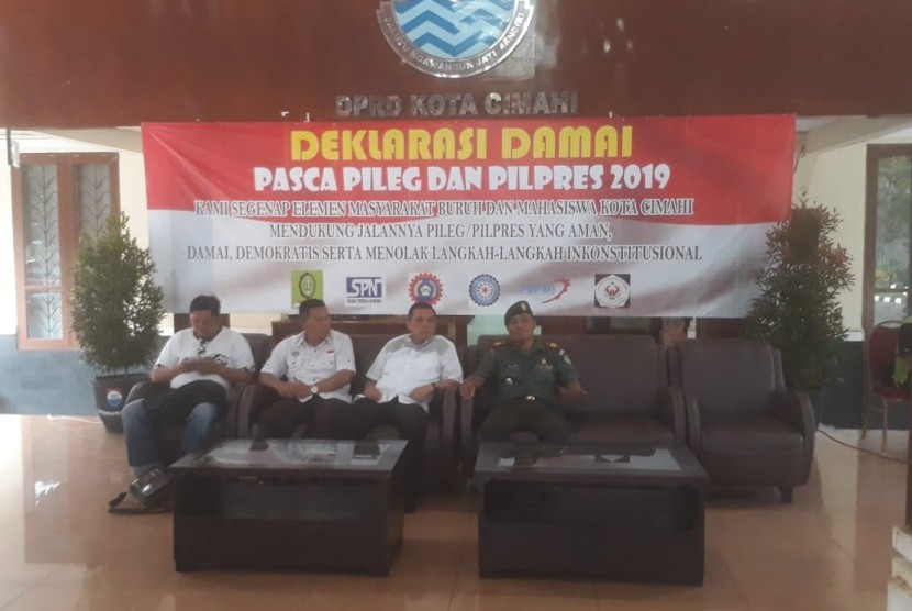 Serikat Buruh di Kota Cimahi bersama Wali Kota Cimahi, Ajay M Priatna melakukan deklarasi damai pasca pileg dan pilpres 2019, Jumat (17/5). Mereka menolak wacana people power.