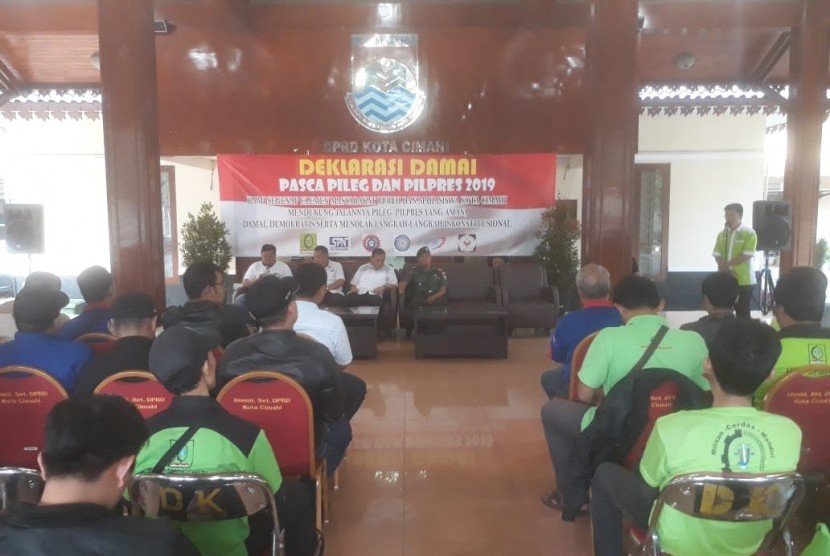 Serikat Buruh di Kota Cimahi bersama Wali Kota Cimahi, Ajay M Priatna melakukan deklarasi damai pasca pileg dan pilpres 2019, Jumat (17/5). Mereka menolak wacana people power.
