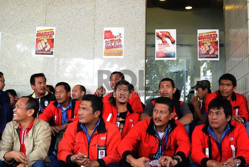 Serikat pekerja dari Jakarta International Container Terminal (JICT) melakukan mogok kerja saat unjuk rasa di kantor JICT, Jakarta, Selasa (28/7).  (Republika/Tahta Aidilla)