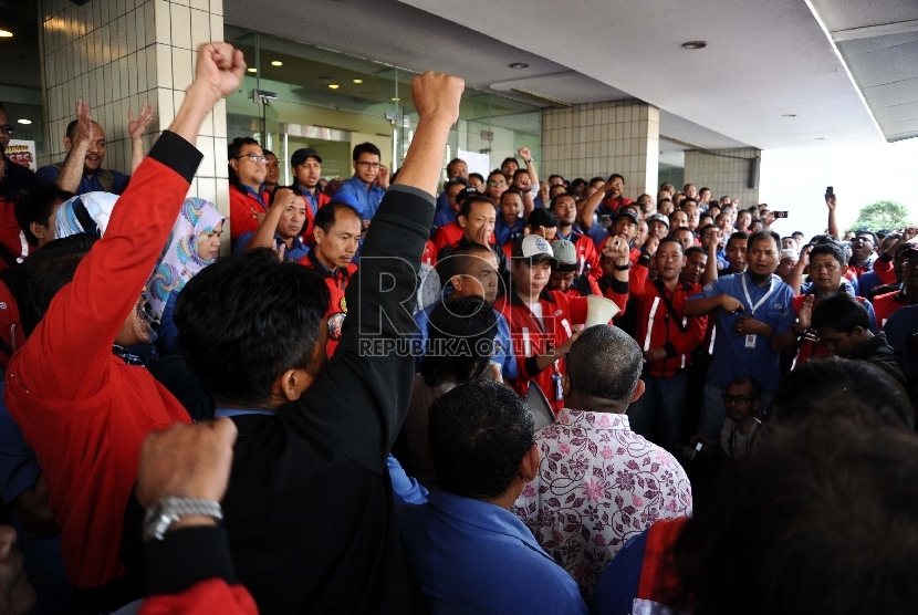 Serikat pekerja dari Jakarta International Container Terminal (JICT) melakukan mogok kerja saat unjuk rasa di kantor JICT, Jakarta, Selasa (28/7).  (Republika/Tahta Aidilla)