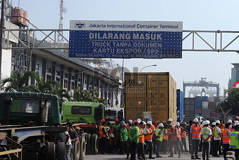 Serikat pekerja dari Jakarta International Container Terminal (JICT) melakukan mogok kerja saat unjuk rasa di kantor JICT, Jakarta, Selasa (28/7). (Republika/Tahta Aidilla)