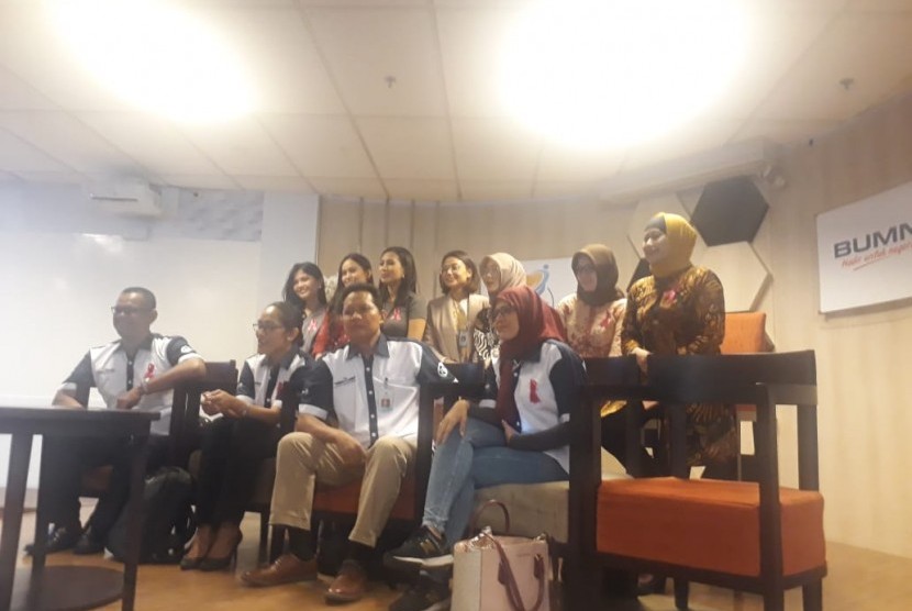 Serikat Pekerja Ikatan Awak Kabin Garuda Indonesia (IKAGI) di Kantor Kementerian BUMN, Jakarta, Senin (9/12).