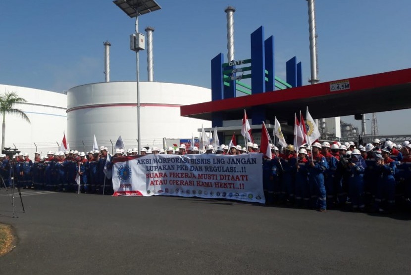 Serikat Pekerja Pertamina Balongan menggelar demo penolakan pengalihan bisnis LNG ke PGN. 