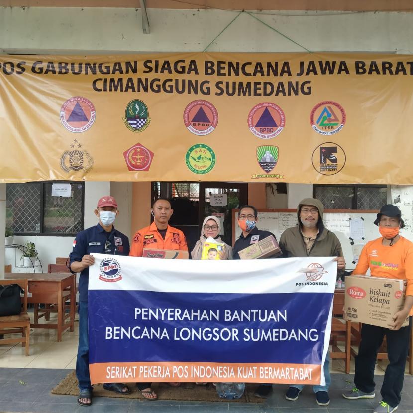 Serikat Pekerja Pos Indonesia Kuat Bermartabat (SPPI-KB) menyalurkan bantuan sosial kepada warga yang terdampak bencana longsor di Cimanggung Kecamatan Tanjungsari Sumedang.