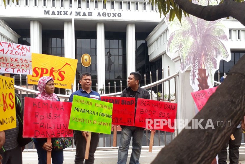 Serikat Petani Kelapa Sawit (SPKS) melakulan aksi terkait pengajuan uji materil PP 24/2015 tentang penghimpunan dana perkebunan, di depan kantor Mahkamag Agung, kamis (8/2). 