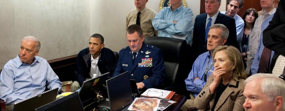  SERIUS - Foto yang dirilis Gedung Putih menunjukkan detik-detik saat pemutaran rekaman penyerangan di Abbottabad, pakistan, yang menewaskan Osama bin Laden. Presiden AS Barack Obama menonton bersama wakilnya, Joe Biden (kiri).