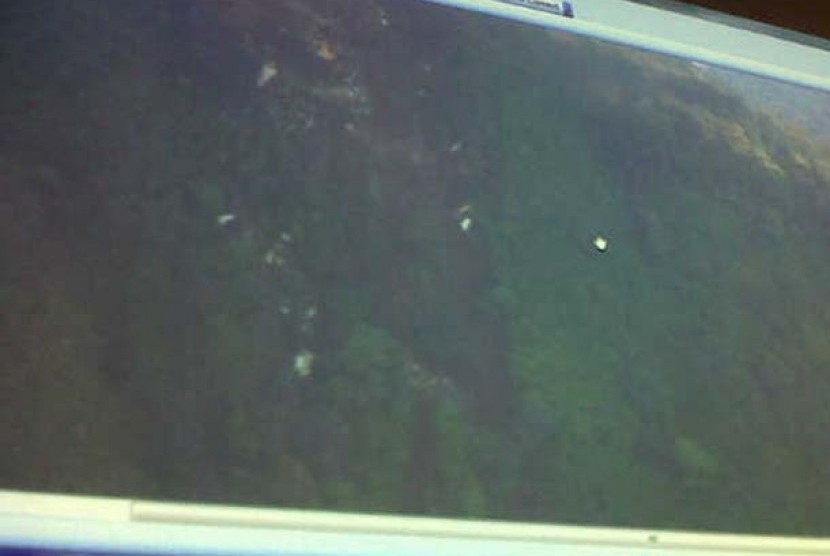 Serpihan Pesawat Sukhoi di tebing Gunung Salak 