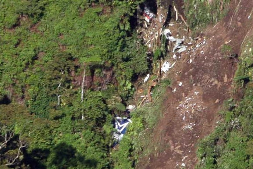Serpihan Pesawat Sukhoi di tebing Gunung Salak 