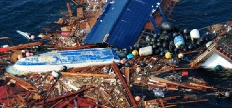 Serpihan sampah dan properti rusak akibat tsunami Jepang bergerak mendekati Hawaii