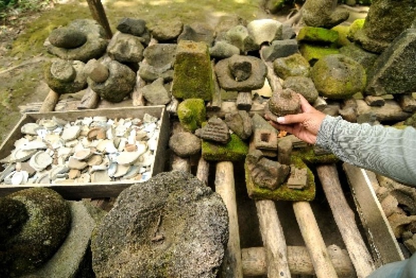 Serpihan tembikar dan beberapa benda purbakala di Pendopo Watu Gilang, Lokasi Situs Mangirejo, Saradan, Madiun, Jatim.