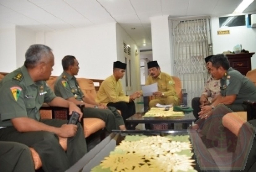 Sersan Dua (Serda) Eric Siparma dari satuan Polisi Militer Iskandar Muda (Pomdam IM) setelah pelaksanaan Shalat Dzuhur setelah resmi memeluk agama Islam