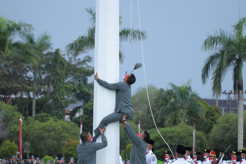 Sersan Kepala (Serka) Ananto Pratikno. Dia adalah Pelatih Tim Paskibraka Provinsi Bangka Belitung. Dialah yang seperti terbang melompat, memanjat tiang untuk memperbaiki tali yang putus. Dan upacara tetap berjalan dengan khidmat hingga selesai.